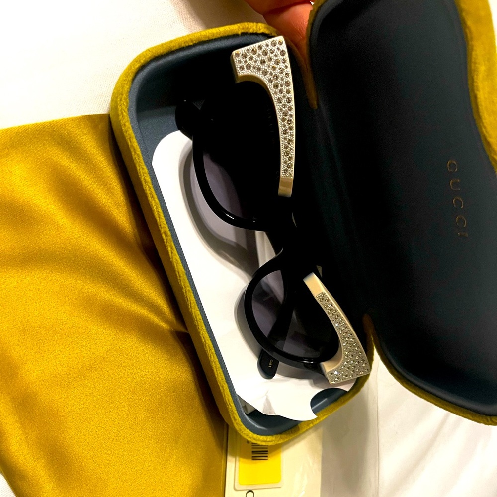 GUCCI
Cat-eye frame sunglasses